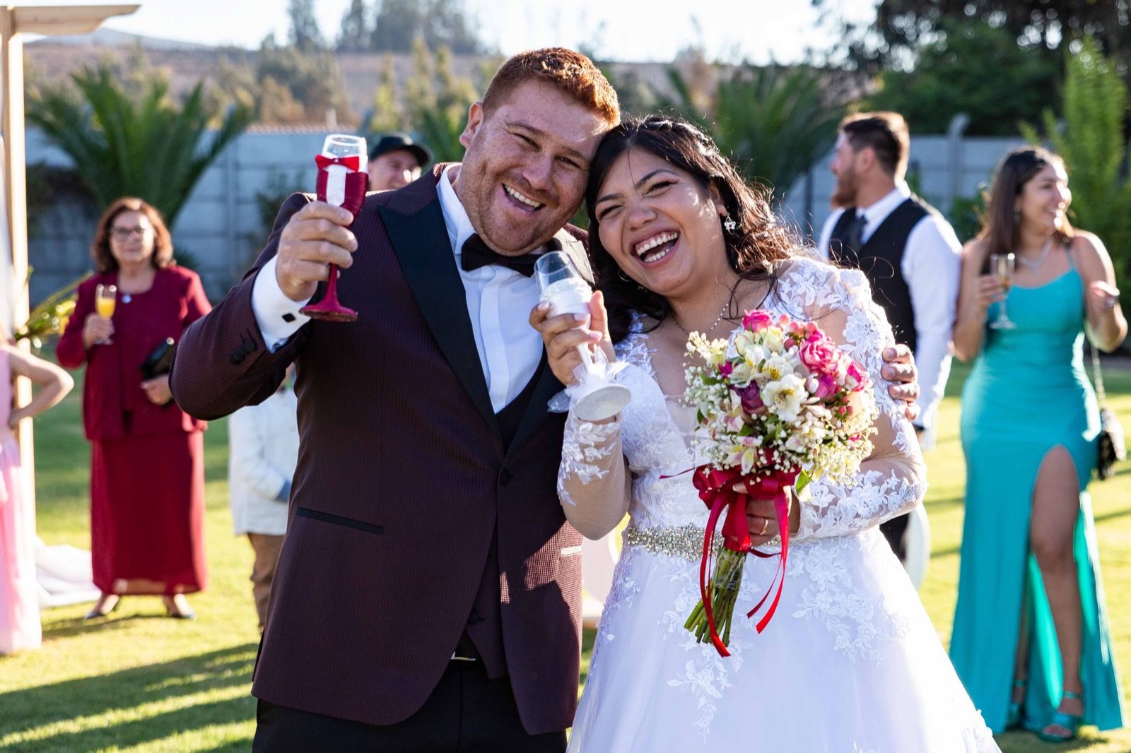 Carolina y Sebastian celebrando su matrimonio